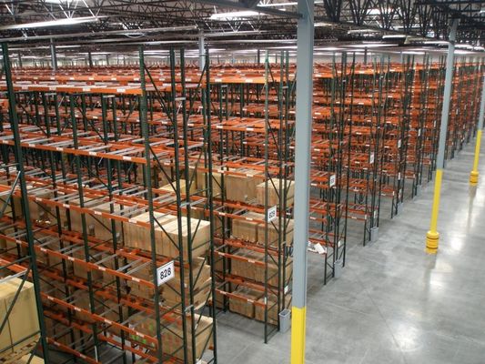 Hoge opslagruimte voor opslag op het magazijn